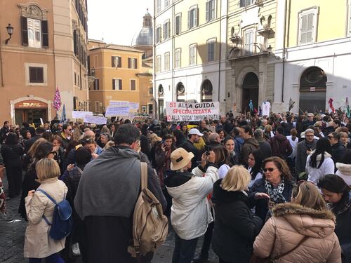 Guide turistiche in piazza: "Ora basta, serve una legge per il settore"