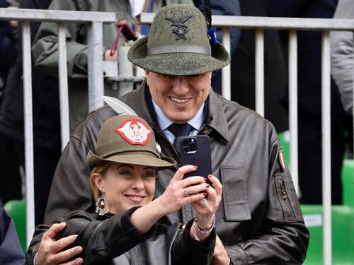Giorgia Meloni alla sfilata degli Alpini. Poi la visita a Berlusconi: "In rapida ripresa"