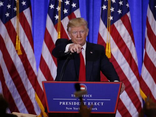 Scoppia il caso del "bunga bunga" di Donald Trump Il neopresidente: "Tutta spazzatura"