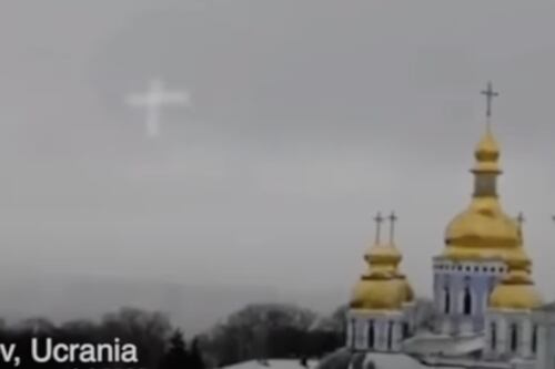 Misteriose croci nel cielo in Russia e Ucraina, Red Ronnie: cosa c'è dietro i "messaggi" celesti