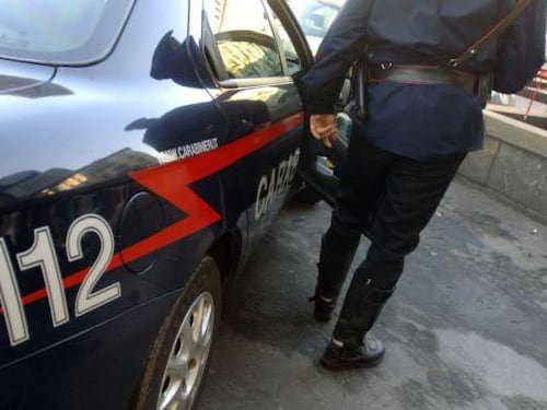 Aggredito a colpi di mannaia, caccia agli aggressori