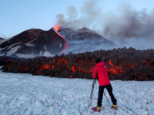 Etna in eruzione, riaperto l'aeroporto di Catania ma con voli limitati