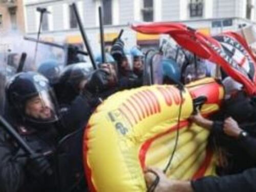 Antagonisti contro CasaPound, scontri al corteo antifascista a Milano