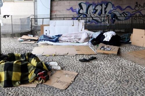 Torino, clochard aggredito e dato alle fiamme