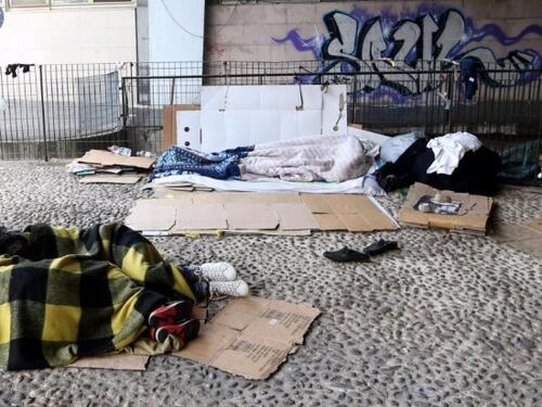 Torino, clochard aggredito e dato alle fiamme