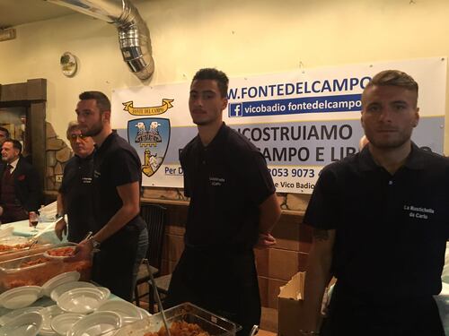 I giocatori della Lazio camerieri per una sera per le popolazioni terremotate