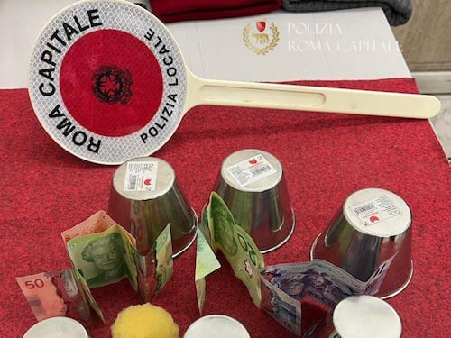 Roma e la piaga del gioco delle tre campanelle: in un anno denunciati oltre mille truffatori