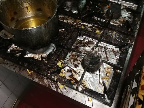 Pasticceria da incubo. Uova sul pavimento e crema nei secchi. Le foto da brividi dei Nas