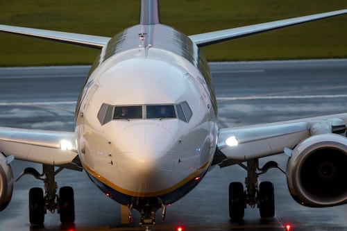 Terrore su un volo Ryanair, esplode un finestrino e risucchia un passeggero: salvato in extremis