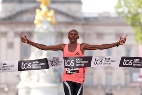 Maratona sotto le due ore, il kenyano Sawe (allenato da un italiano) fa la storia dell'atletica