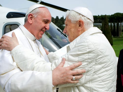 Papa Benedetto XVI, il programma delle celebrazioni: Bergoglio presiederà il funerale