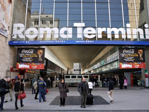 Rapina il cellulare al turista e picchia il passante che voleva bloccarlo