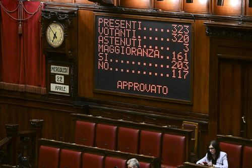 Dl sicurezza, approvata la fiducia. Venerdì il decreto bis sui rimpatri