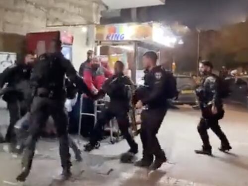 Palestinesi in festa per il Marocco, la polizia di Israele interviene