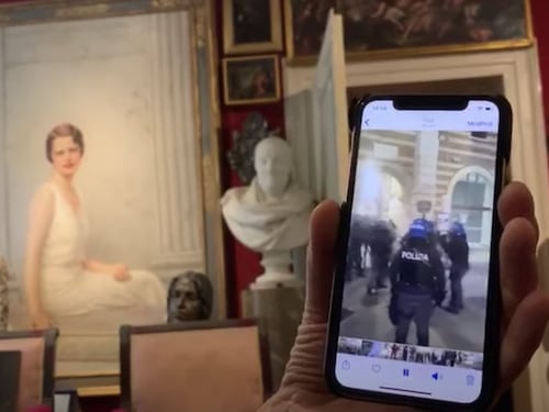 Verona, Vittorio Sgarbi manganella il governo: il video choc sulla guerriglia in piazza Erbe