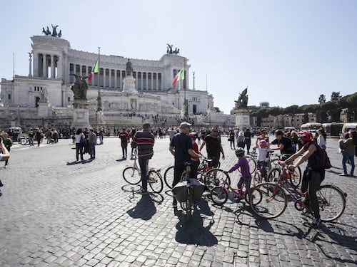 Tutti a piedi da Termini a Piazza Venezia: i grillini vogliono chiudere il centro al traffico