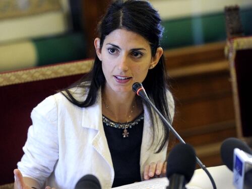 Raggi all'Antimafia: "Obbligati a tenerci i dirigenti di Mafia Capitale"