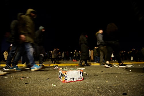 Capodanno da incubo a Napoli: perde tre dita per un petardo, dopo le cure torna in strada e si ferisce all’occhio
