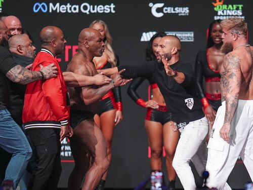 Boxe, vince Paul ma Tyson resta in piedi e rimane una leggenda