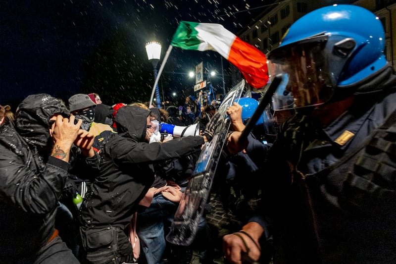Manifestazioni violente: cinquanta città bloccate, agenti feriti e disordini. Guerriglia a Roma