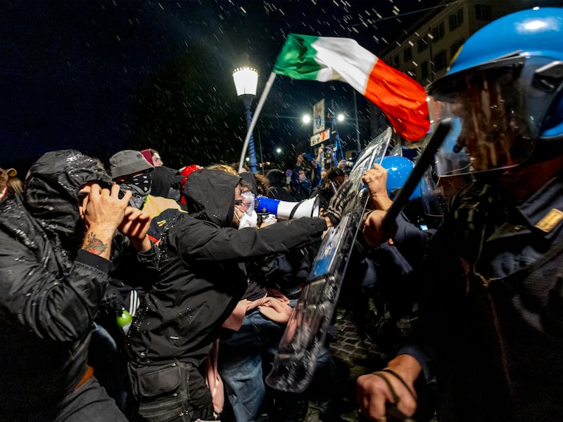 Manifestazioni violente: cinquanta città bloccate, agenti feriti e disordini. Guerriglia a Roma
