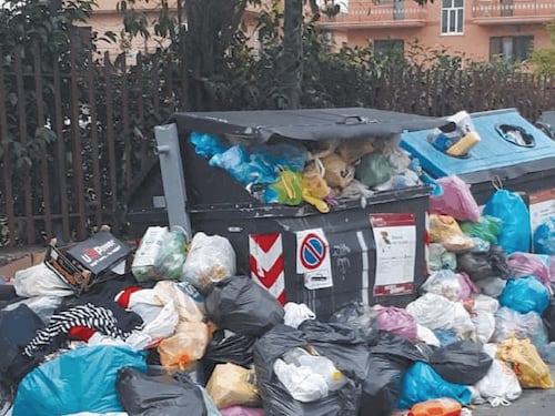 Emergenza immondizia dall'Eur ai Parioli. Le strade di Roma sono discariche per i rifiuti