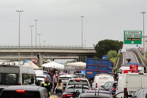 Roma, "Raccordo anulare bloccato". La protesta degli ambulanti paralizza la Capitale