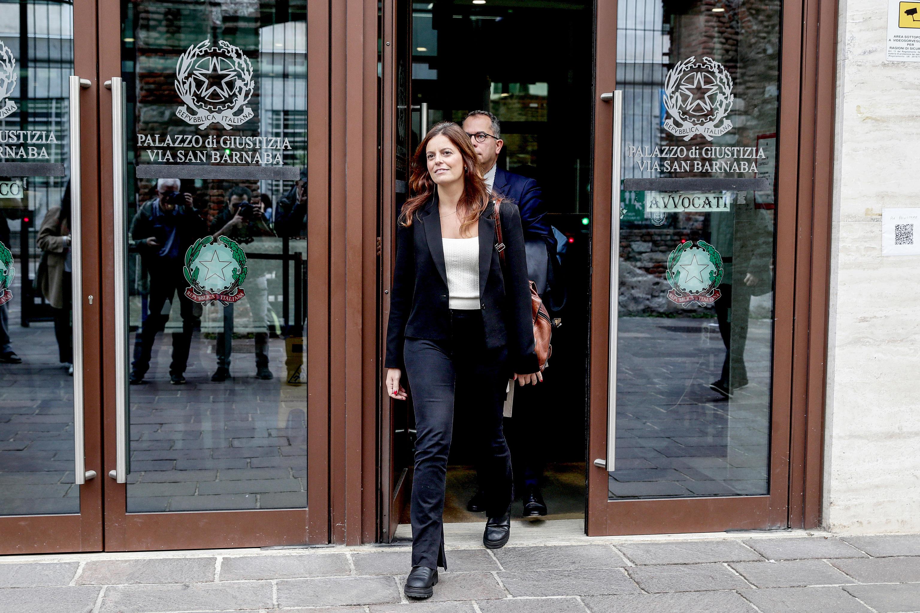 Salis per ora non paga, il padre sbrocca e straparla di “cadaveri”