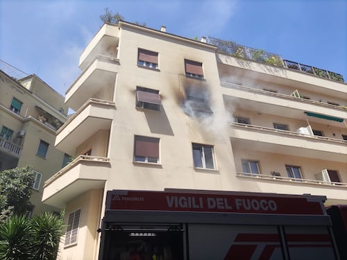 Roma, ai Parioli va a fuoco un appartamento. Due persone intossicate
