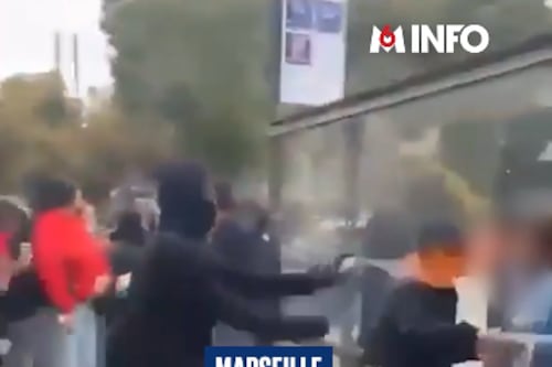 Francia, i video choc: spray come lanciafiamme contro una donna. Poliziotti e giornalisti linciati