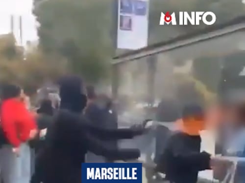 Francia, i video choc: spray come lanciafiamme contro una donna. Poliziotti e giornalisti linciati