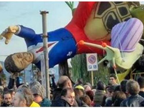 Paura al Carnevale di Follonica, la maschera di Renzi crolla dal carro: 5 feriti