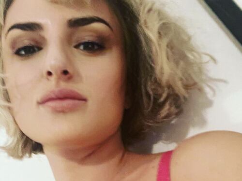 Mezza nuda sul letto, Arisa esagera su Instagram