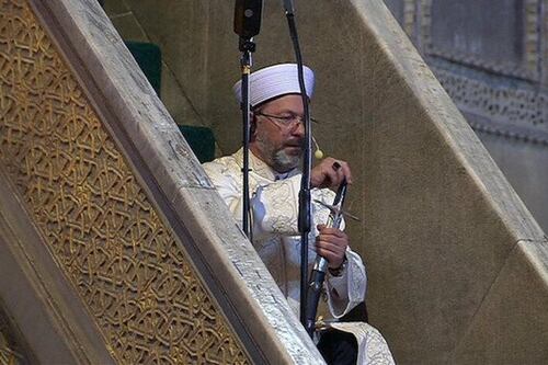 L'imam di Santa Sofia sfida la cristianità: entra in moschea con una spada ottomana