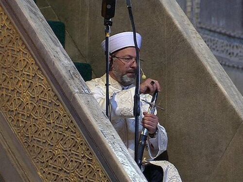 L'imam di Santa Sofia sfida la cristianità: entra in moschea con una spada ottomana