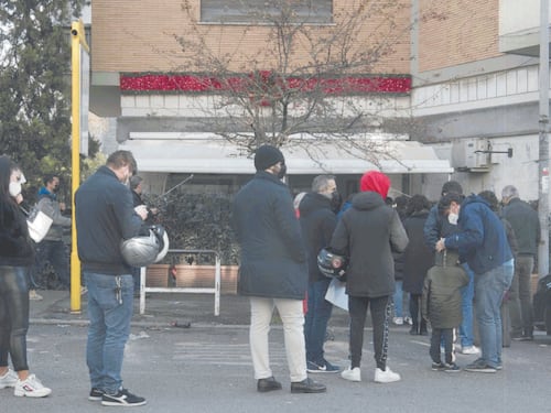 Tamponi di Natale, assalto a farmacie e laboratori. Corsa per festeggiare in famiglia