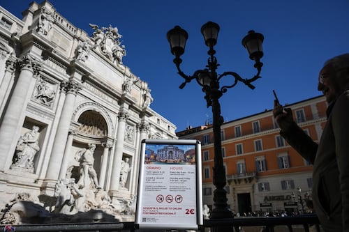 Fontana di Trevi, il ticket spacca i turisti. Promosso dagli stranieri ma per gli italiani "è follia"