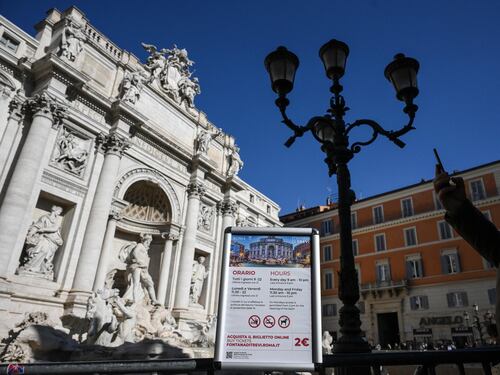 Fontana di Trevi, il ticket spacca i turisti. Promosso dagli stranieri ma per gli italiani "è follia"
