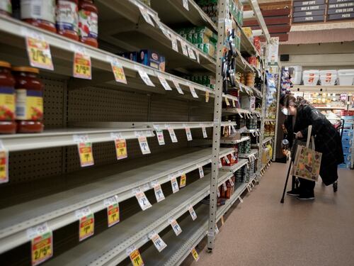 Boom di pane e pasta fatti in casa ma un chilo di farina costa venti euro