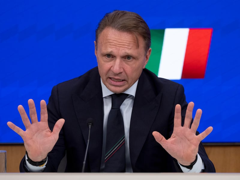 Carburanti, attacco di Lollobrigida: “Caos per indebolire lo Stato”. Su chi punta il dito