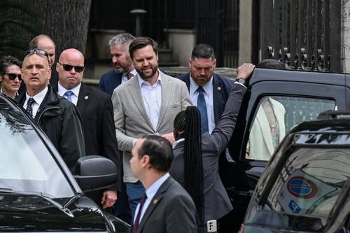 Vance: "Un piacere incontrare Meloni". Poi i regali di Papa Francesco
