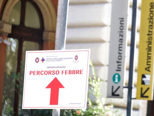 L'allarme dei medici per l'influenza: "Sintomi forti, a Natale tanti italiani a letto"