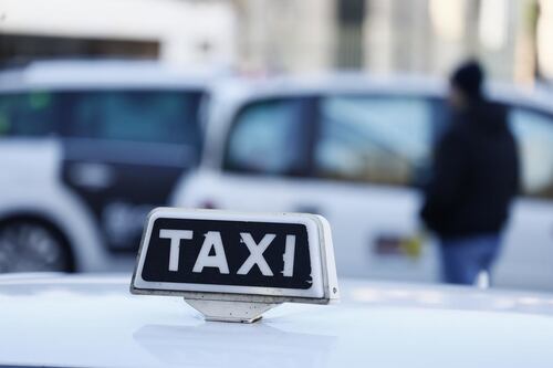 Roma, taxi fantasma e attese fino a un'ora. Scoppia la polemica