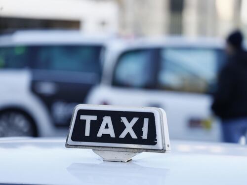 Roma, taxi fantasma e attese fino a un'ora. Scoppia la polemica