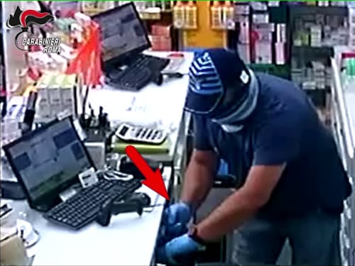 Rapina due farmacie in 10 minuti. Arrestato