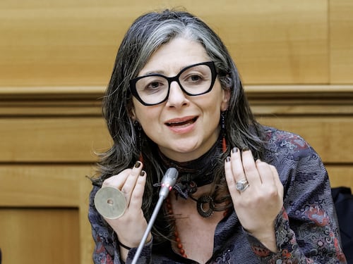 Da Epstein al governo “nazi sionista”, la kermesse choc del M5S
