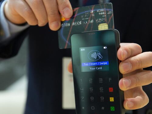 Niente pos? Scatta la doppia sanzione per i negozianti che rifiutano bancomat o carta di credito