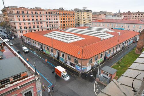 Esquilino, mazze chiodate e coltelli: rissa tra nordafricani dietro al mercato rionale