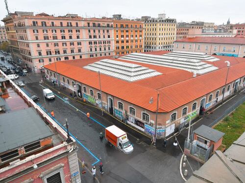 Esquilino, mazze chiodate e coltelli: rissa tra nordafricani dietro al mercato rionale