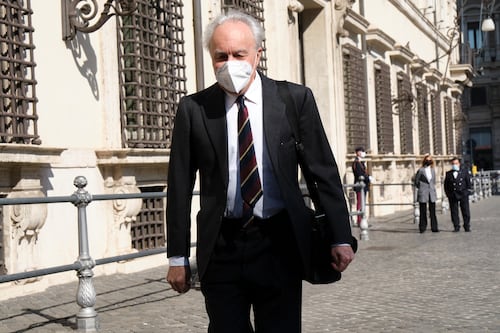 Scoppia la guerra dei prof nel Palazzo. Il factotum di Draghi Giavazzi all'attacco di Savona